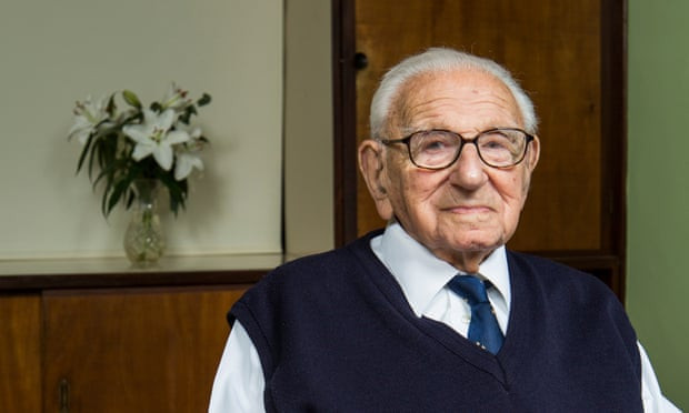Trong bối cảnh đó, một người hùng thầm lặng có tên Nicholas Winton đã giải cứu ít nhất 669 trẻ em Do Thái khỏi nạn diệt chủng của Đức quốc xã. Ông giữ kín bí mật này trong gần nửa thế kỷ trước khi vợ của ông biết chuyện và tiết lộ với công chúng.