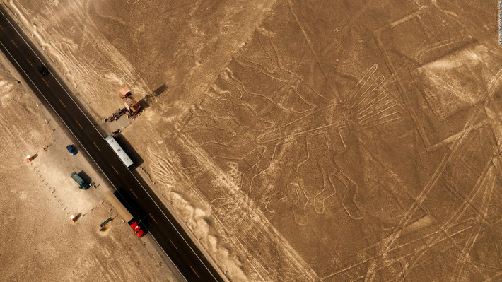 Cao nguyên Nazca ở Peru trở thành địa điểm hấp dẫn giới chuyên gia bởi những geoglyph - hình vẽ khổng lồ trên mặt đất. Theo nghiên cứu của các nhà khoa học, chúng do nền văn minh Nazca tạo ra.