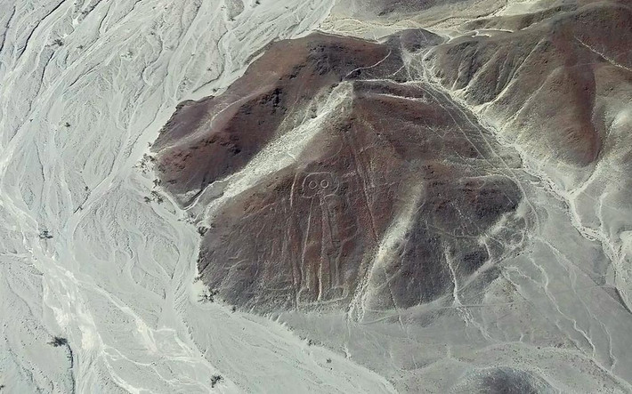 Sau khi xuống UFO, sinh vật ngoài Trái đất ghé thăm và trò chuyện với người Nazca về nhiều lĩnh vực.