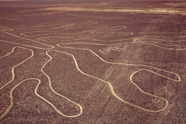 Tuy nhiên, giả thiết được khá nhiều người quan tâm là những geoglyph khổng lồ đó là nơi người ngoài hành tinh hạ cánh phi thuyền "UFO".
