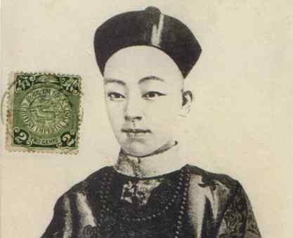 Thêm nữa, Từ Hi thái hậu cố tình chậm trễ trong việc công bố thông tin về cái chết của vua Quang Tự nhằm tránh xảy ra đại loạn. Dù cố tình che giấu thông tin nhưng tin tức hoàng đế băng hà vẫn lọt ra ngoài. Theo đó, dân chúng nhanh chóng tổ chức cưới hỏi, ăn uống linh đình trước khi triều đình chính thức công bố đại tang.