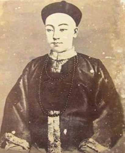 Sinh năm 1871, hoàng đế Quang Tự kế vị ngai vàng sau khi vua Đồng Trị đột ngột băng hà mà không có con cái. Theo đó, Từ Hi thái hậu cùng các quan đại thần quyết định lập con trai thứ của Thuần Thân Vương Dịch Hoàn (chính là vua Quang Tự) lên làm vua.