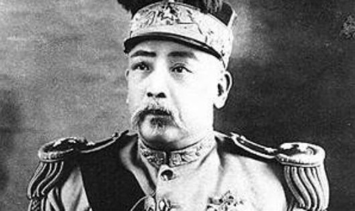 Chính điều này khiến vua Quang Tự căm hận Viên Thế Khải (trong ảnh) đến tận lúc chết và dặn dò em trai giết chết kẻ phản bội. Dù muốn giết Viên Thế Khải theo lời trăn trối của anh trai nhưng Ái Tân Giác La Tái Phong không thể làm điều đó.