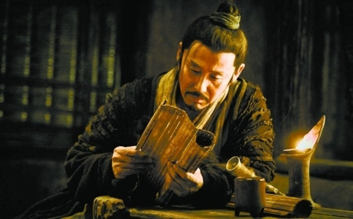 Một "bí kíp" lãnh đạo khác của Lưu Bang đó là trọng dụng nhân tài. Ông coi người tài là "bảo vật". Bất kể người đó có xuất thân như thế nào nếu là nhân tài thì đều được cất nhắc, tiến cử vào những vị trí quan trọng.