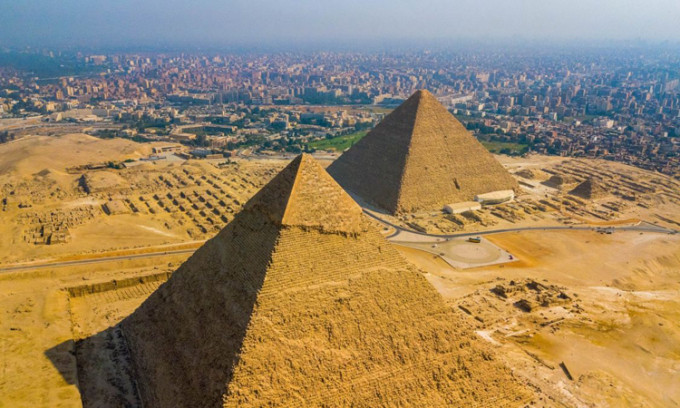 Trong hơn 1 thiên niên kỷ, các pharaoh Ai Cập cho xây dựng kim tự tháp trong thời gian trị vì. Những công trình bề thế này tượng trưng cho quyền lực và sự giàu có của nhà vua cũng như thúc đẩy tín ngưỡng tôn giáo.