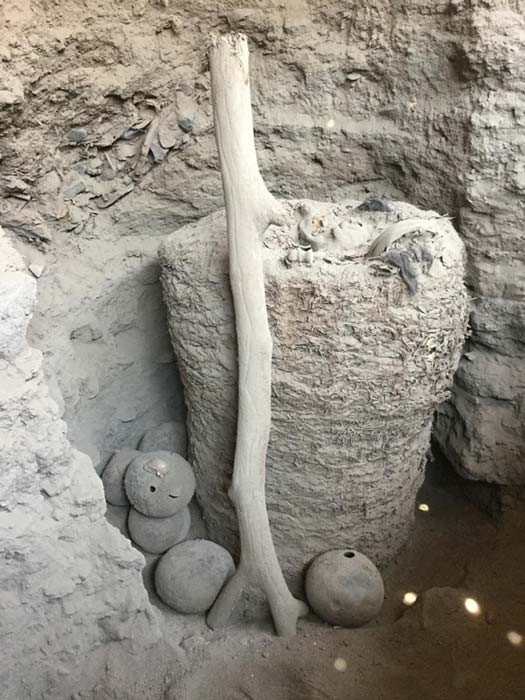 Một giả thuyết khác cho rằng, kiểu mai táng trong mộ cổ trên có thể đại diện cho việc giúp người quá cố tái sinh ở thế giới bên kia. Để giải mã bí ẩn này, các chuyên gia cần tiến hành kiểm tra chi tiết từng bộ hài cốt để xác định nguyên nhân tử vong.