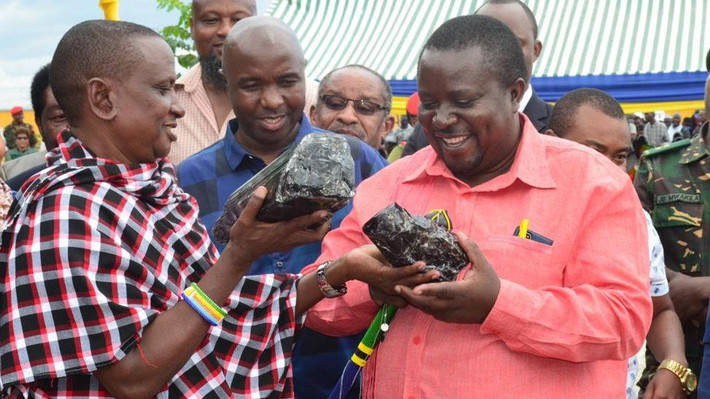 Tương tự như ông Karlsson, thợ mỏ Saniniu Laizer ở Tanzania đào được 2 viên đá nặng 15 kg vào tháng 6/2020. Ban đầu, ông cứ ngỡ đó chỉ là những viên đá đen sì bình thường.