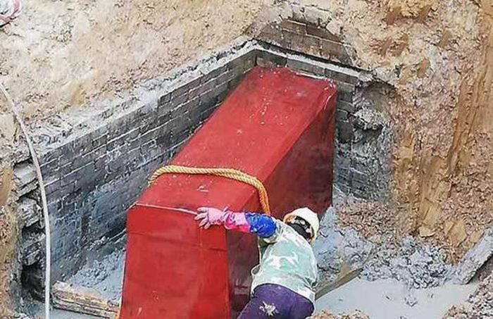 Vào năm 2018, một người ở tỉnh Quý Châu, Trung Quốc tiến hành xây nhà mới. Trong lúc đào móng, các thợ xây bất ngờ đụng trúng một ngôi mộ. Bên trong ngôi mộ có một quan tài cổ màu đỏ nổi bật.