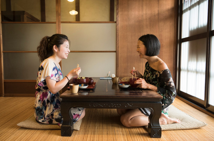 Trong đó, người ngồi trên sàn nhà khi dùng bữa sẽ giúp cải thiện tiêu hóa. Khi ngồi với tư thế như vậy sẽ làm tăng lưu lượng máu đến dạ dày, giúp tiêu hóa thức ăn dễ dàng. Khi ấy, cơ thể hấp thụ được nhiều vitamin và chất dinh dưỡng nhất có thể cũng như ngăn ngừa đầy hơi.