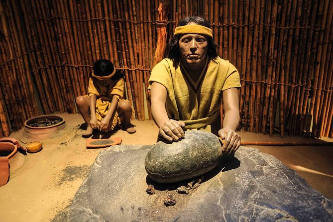 Giới khảo cổ cho rằng việc tìm thấy bộ hài cốt và chiếc mặt nạ trên thể hiện khao khát "tái sinh" của thủ lĩnh người Sicán sau khi qua đời. Để sự tái sinh diễn ra, người xưa phủ lớp sơn chứa máu người lên toàn bộ hài cốt biểu trưng cho dòng máu đỏ tươi hay "sinh khí".