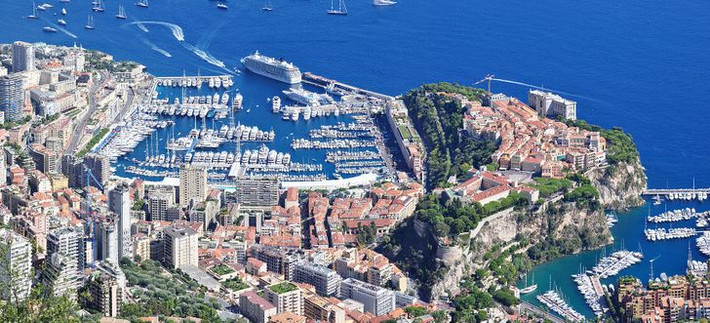 Monaco là quốc gia quân chủ lập hiến từ năm 1911. Người đứng đầu công quốc hiện nay là thân vương Albert II (con trai của ông hoàng Rainier III và công nương Grace Kelly).