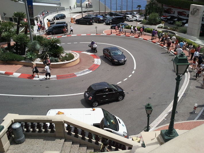 Một trong những nguyên do giúp Monaco có tỷ lệ tội phạm thấp là số lượng cảnh sát đông, camera giám sát 24/7 ở nhiều đường phố, ngõ ngách.