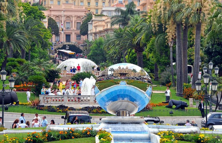 Theo tính toán, cứ khoảng 3 người dân Monaco thì có 1 người là triệu phú. Điều này khiến Monaco trở thành quốc gia có số triệu phú và tỷ phú trên đầu người cao nhất thế giới.