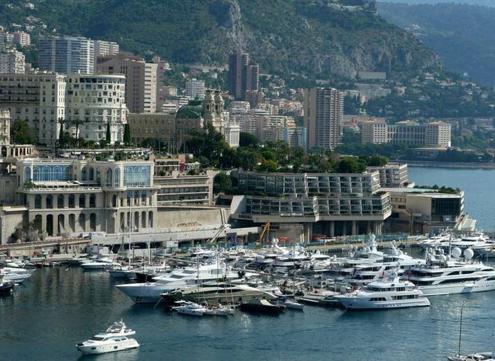 Năm 2002, Monaco và Pháp ký hiệp ước quy định nếu công quốc này không có người thừa kế để tiếp nối triều đại Grimaldi thì Monaco vẫn là một quốc gia độc lập và không bị sáp nhập Pháp. Việc phòng thủ quân sự của Monaco vẫn do Pháp đảm nhận.