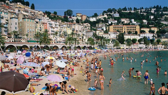 Monaco có một số quy định về trang phục. Trong số này có việc mọi người chỉ có thể mặc áo tắm hoặc cởi trần khi ở bãi biển. Bạn cũng phải cởi giày và để trên bãi biển. Nếu vi phạm những quy định trên thì sẽ bị phạt.