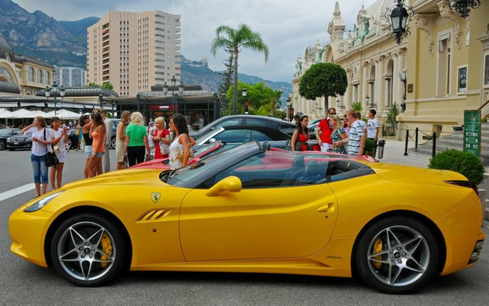 Monaco là đất nước có an ninh cao và tỉ lệ tội phạm thấp. Do vậy, nhiều người không khóa xe hay khóa cửa nhà. Theo thống kê, Monaco mỗi năm xảy ra ít vụ trộm xe và giết người.