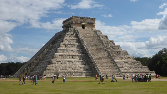 Một trong những kim tự tháp nổi tiếng nhất của người Maya là El Castillo (hay còn gọi Kukulkan). Công trình cao 24m, bao gồm 365 bậc cầu thang. Số bậc thang tương ứng số ngày trong một năm dương lịch.