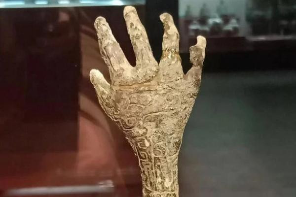 Trong cuộc khai quật tại An Dương, Hà Nam, Trung Quốc vào tháng 12/2000, các nhà khảo tìm thấy một ngôi mộ cổ 3.000 năm tuổi. Theo các chuyên gia, ngôi mộ có kích thước khá lớn.