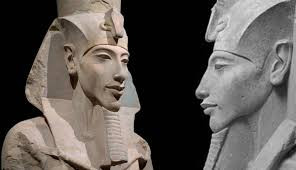 Không những vậy, nhiều bức tượng, tác phẩm điêu khắc tạc gương mặt pharaoh Akhenaten có những đặc biệt khác lạ trông giống như người ngoài hành tinh.