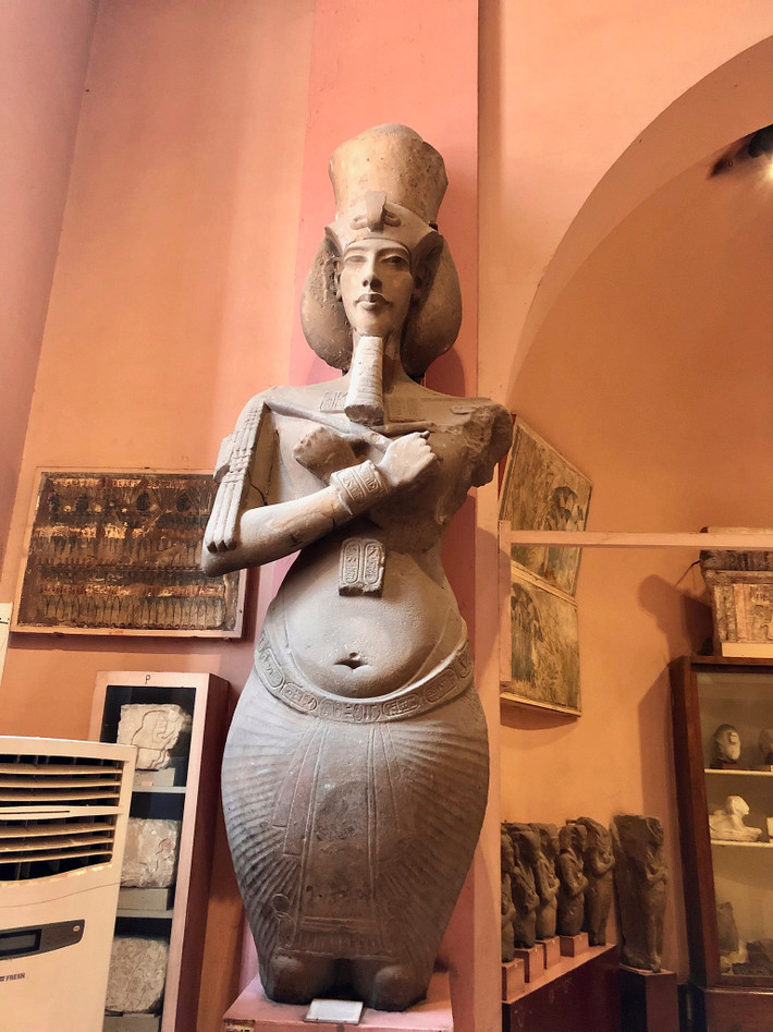 Lên ngôi với với tên gọi Amenhotep IV (có nghĩa là "Người hầu của Aten" - một vị thần mặt trời của Ai Cập), pharaoh Akhenaten tôn sùng thuyết độc thần.