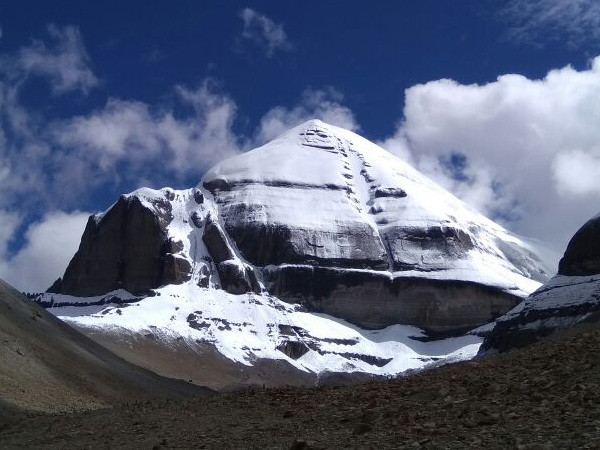 Hàng năm, nhiều người thực hiện nghi thức đi bộ quanh chân núi Kailash với hy vọng sẽ mang lại may mắn cho họ.