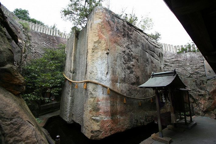 Khi ấy, 2 vị thần là Ookuninushi và Sukunabikona báo mộng cho hoàng đế Sujin rằng: "Nếu ngài hiến dâng cho chúng tôi, đất nước sẽ được bảo vệ".
