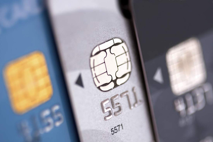 Hiện có 3 cách phổ biến để đổi khách hàng đổi thẻ ATM từ sang thẻ chip. Cách thứ nhất là khách hàng mang chứng minh thư/Hộ chiếu/Thẻ căn cước công dân còn hiệu lực đến các địa điểm giao dịch của ngân hàng và thẻ từ ATM cũ rồi đề nghị chuyển sang thẻ ATM gắn chip.