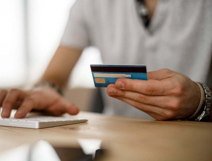Tùy theo quy định của từng ngân hàng mà việc đổi thẻ ATM từ sang thẻ ATM gắn chip có mất phí hay không. Nhiều ngân hàng đang triển khai chuyển đổi miễn phí cho khách hàng từ thẻ ATM từ sang thẻ chip từ nay đến cuối năm nay như: Vietcombank, Techcombank, SHB, Nam Á Bank, VIB, ACB, VPBank, TPBank, MBBank, Sacombank…