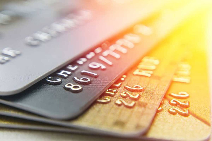 Cách thứ ba là khách có thể đổi thẻ từ sang thẻ chip tại các cây ATM đa năng, cây LiveBank một cách nhanh chóng và thuận tiện.