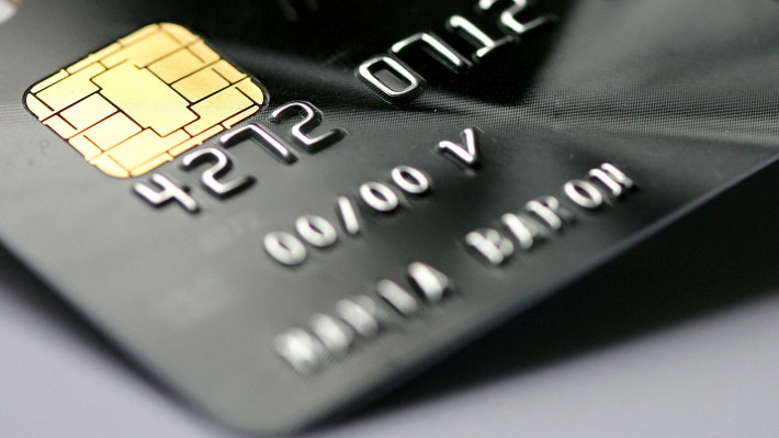 Cách thứ hai là khách hàng có thể truy cập vào ứng dụng ngân hàng số, mobile banking trên điện thoại để thực hiện và nhận thẻ tại các điểm giao dịch ngân hàng. Các ngân hàng có hỗ trợ chuyển đổi thẻ gắn chip trên app hiện tại: Vietcombank, Techcombank, TP Bank...