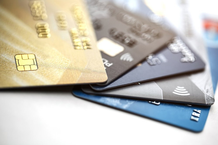Theo thông báo của ngân hàng Agribank, chương trình ưu đãi miễn phí chuyển đổi ATM từ sang thẻ chip của ngân hàng này đã kết thúc từ ngày 15/11/2021. Do đó, ở thời điểm này, khách hàng đi đổi thẻ sẽ phải trả phí theo quy định của ngân hàng Agribank.