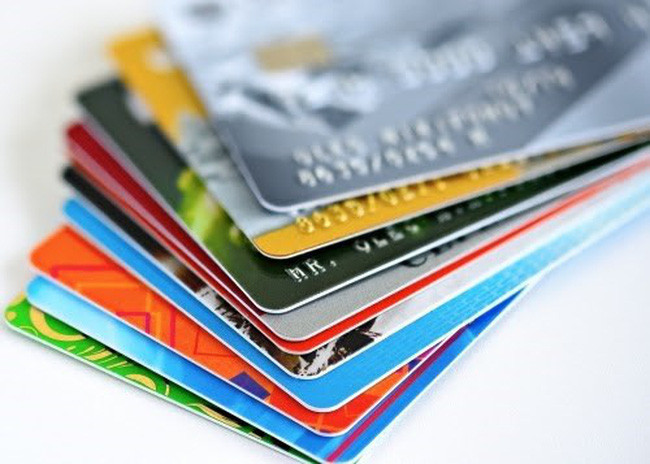 Do đó, từ ngày 31/3/2021, các ngân hàng tại Việt Nam đã dừng phát hành thẻ ATM từ và thay thế hoàn toàn bằng thẻ ATM gắn chip mới. Người dùng thẻ cần lưu ý thực hiện chuyển đổi ngay những thẻ cũ chưa gắn chip để có thể duy trì các hoạt động thanh toán, không bị gián đoạn.