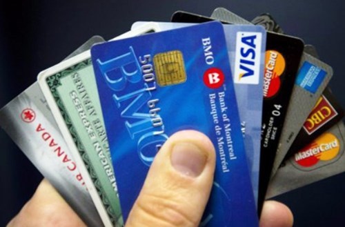 Tuy nhiên, một số ngân hàng như Agribank đã dừng chương trình miễn phí cho khách đổi thẻ ATM từ sang thẻ chip. Đối với các ngân hàng lấy phí, mức phí phổ biến đổi thẻ ATM từ sang thẻ chip là 50.000 đồng.