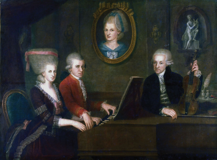 Bản giao hưởng đầu tiên được Mozart viết vào năm 8 tuổi. Bốn năm sau, ông viết bản nhạc kịch opera đầu tiên. Kể từ đó cho đến khi qua đời, thiên tài âm nhạc này sáng tác hơn 600 tác phẩm và được mời đến nhiều nước châu Âu biểu diễn.