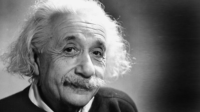 Với niềm đam mê nghiên cứu khoa học, Einstein đạt được nhiều thành tựu để đời góp phần thay đổi cuộc sống của nhân loại. Theo đó, ông nhận được nhiều giải thưởng danh giá. Nổi bật là việc ông được trao giải Nobel Vật lý năm 1921 cho những cống hiến đối với vật lý lý thuyết và cho sự khám phá ra định luật của hiệu ứng quang điện.