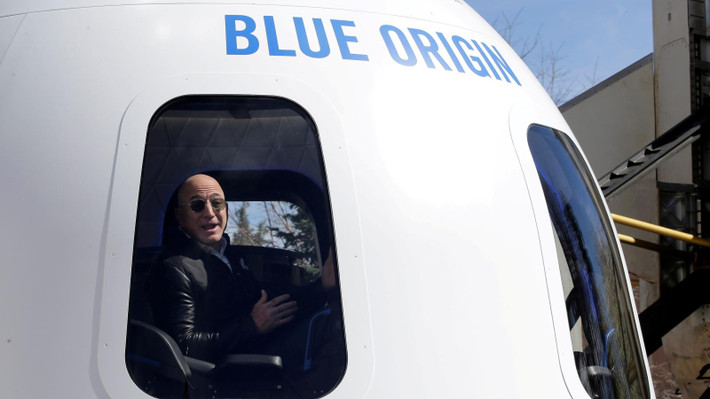 Bên cạnh loài người, tỷ phú Bezos dự đoán vũ trụ vẫn còn một hoặc nhiều sự sống đang hiện hữu trên các hành tinh khác. Ông cho rằng, thiên hà rộng lớn, chúng ta không chắc chắn là nền văn minh duy nhất bởi con người chưa thể đến hết mọi nơi.