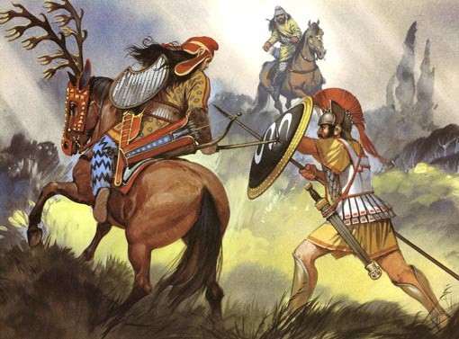 Xung quanh nữ thần Artimpassa là những griffin - sinh vật thần thoại có đầu và đôi cánh của đại bàng, thân sư tử.