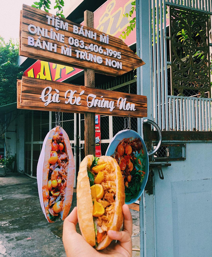 Cũng thiên về nhân gà nhưng bánh mì gà xé trứng non ở Nha Trang lại khiến giới trẻ mê đắm nhờ hương vị thơm ngậy kết hợp hoàn hảo. Đến thành phố biển này, đừng quên thử mọt ổ bánh mì đặc ruột giòn dai kẹp các loại nhân mà bạn thích nhé.