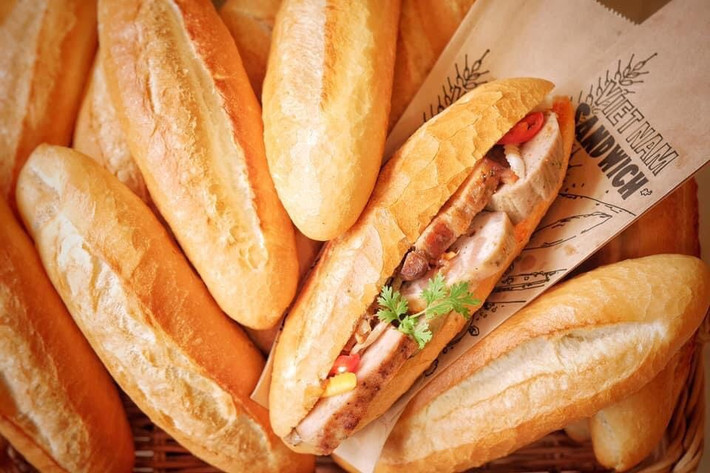 Bên trong bánh mì là lớp ruột xốp mềm, đặc thơm, không dính, dù không kẹp nhân, chỉ ăn cùng với sữa đặc cũng ngon vô cùng.