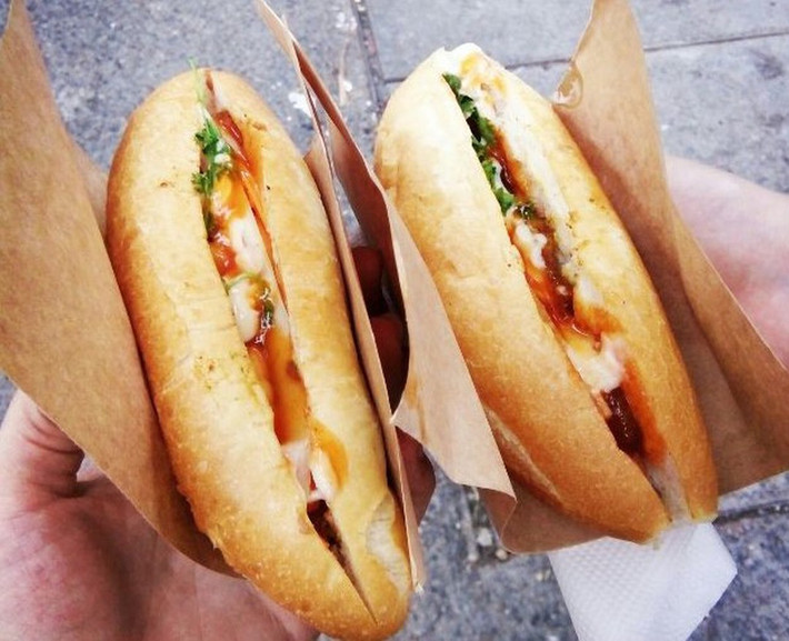 Thực tế, bánh mì Việt Nam được biến tấu theo nhiều phong cách khác nhau. Song, bánh mì Nha Trang lại đặc biệt vô cùng, nó có lớp vỏ vàng bắt mắt, hai đầu bánh mì giòn rụm nhưng không hề cứng.