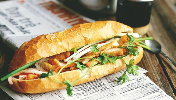Ở Nha Trang, bất cứ lúc nào cũng có thể dễ dàng tìm thấy được những ổ bánh mì được bán ở khắp nơi trên những chiếc xe đẩy, những quán ăn bình dân vỉa hè và cả những nhà hàng theo phong cách sang trọng.