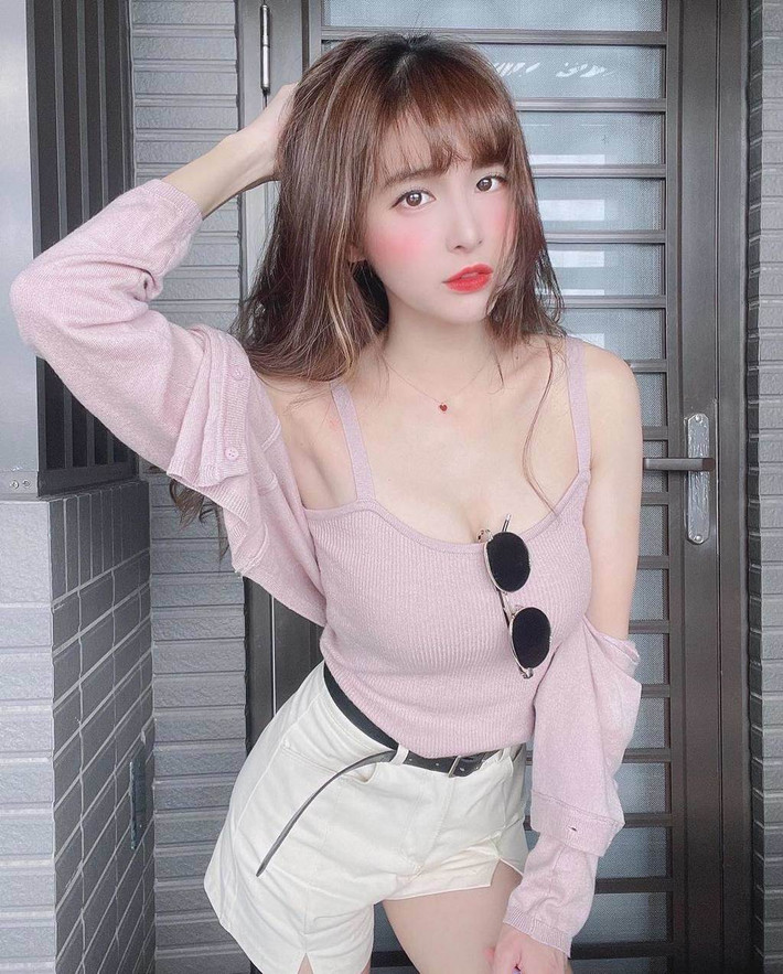 Tham gia vào đội cổ vũ, Mạnh Khiết luôn là tâm điểm mỗi khi xuất hiện trên sân bóng, thực hiện các vũ điệu vui tươi.
