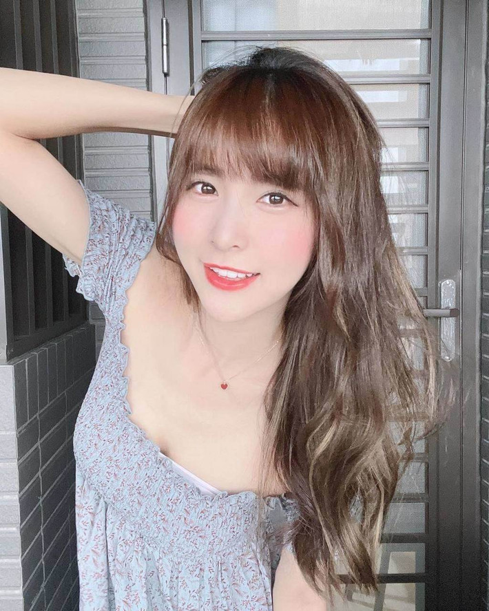 Mạnh Khiết là một trong những hot girl tham gia vào lĩnh vực thể thao cực hot ở Đài Loan. Sở hữu khuôn mặt xinh đẹp như thần tượng, thân hình cân đối, hot girl còn được mệnh danh là "nữ thần".
