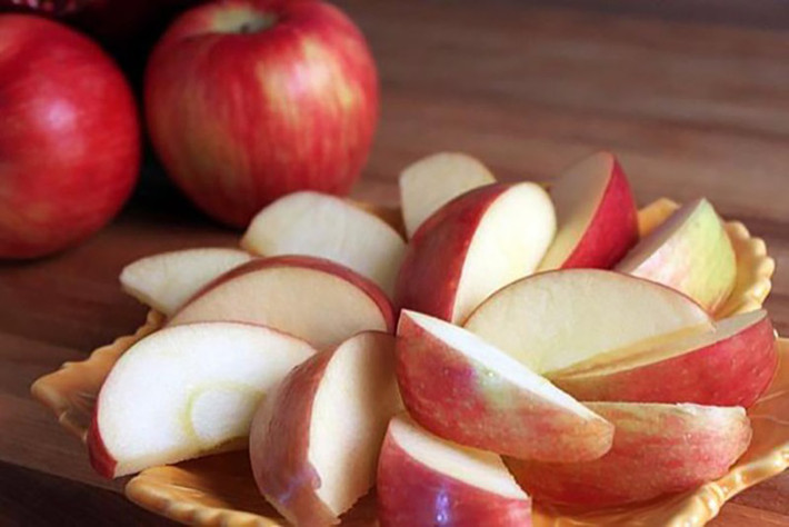 Táo cũng có thể làm giảm hàm lượng cholesterol trong máu, tăng tiết mật và chức năng axit mật, do đó tránh được sự kết tủa của cholesterol trong mật tạo thành sỏi mật. Lưu ý là nên ăn táo tươi, sau khi bổ ăn luôn. Không nên ăn táo khi bụng đói, vì axit trái cây có trong táo và axit dịch vị sẽ làm tăng gánh nặng cho dạ dày.