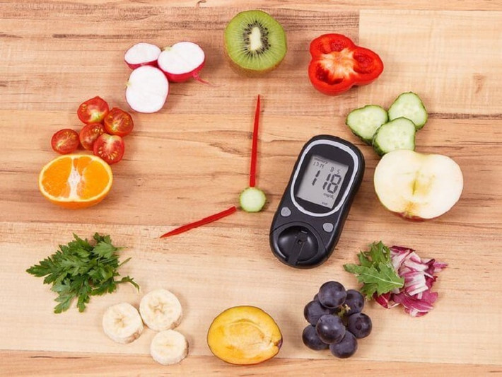 Dưới góc độ nhu cầu thể chất, người bệnh tiểu đường ăn một số loại trái cây vẫn rất tốt, vì trái cây rất giàu vitamin, khoáng chất, niacin, caroten và một lượng chất xơ nhất định. Tuy vậy, bệnh nhân tiểu đường khi ăn trái cây tuyệt đối phải nhớ những lưu ý sau đây.