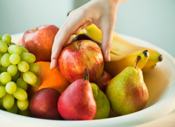 Nên ăn nửa quả táo mỗi ngày. Hàm lượng protein, chất béo và carbohydrate trong táo rất thấp, giàu vitamin E (khoảng 2,12mg/100g) và vitamin C (khoảng 4mg/100g) có thể duy trì chức năng của insulin, thúc đẩy việc sử dụng glucose của các mô và sự hình thành insulin.