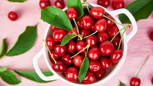 Nên ăn anh đào. Anh đào rất giàu anthocyanins, có thể thúc đẩy việc sản xuất insulin và tăng hàm lượng insulin trong cơ thể, do đó làm giảm lượng đường trong máu một cách hiệu quả. Ngoài ra, anh đào là loại trái cây ít năng lượng, ít đường nên sẽ không làm tăng nhanh lượng đường trong máu sau khi ăn.