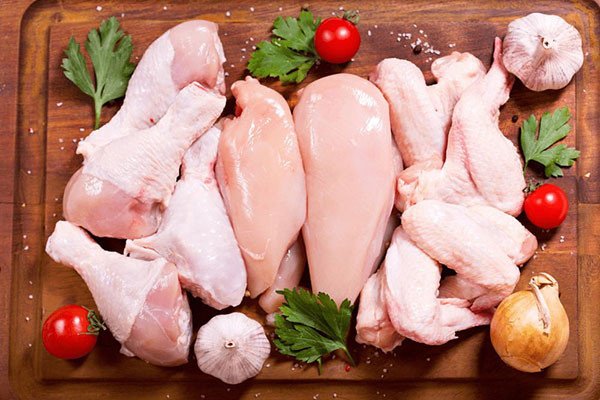 Thịt nạc và thịt gia cầm: Khi bạn không được cung cấp đủ protein, tóc của bạn sẽ muốn "nghỉ ngơi". Một khi tóc ngừng phát triển và tóc cũ rụng đi có thể gây hói. Để có được protein từ thịt, hãy chọn thực phẩm nạc như thịt gà vì chúng có ít chất béo bão hòa hơn thịt bò và thịt lợn.