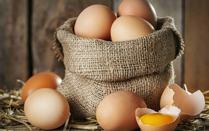 Trứng: Giúp mọc tóc. Trứng rất giàu một loại vitamin B gọi là biotin (vitamin H), có thể giúp tóc phát triển và củng cố móng tay mỏng, giòn.