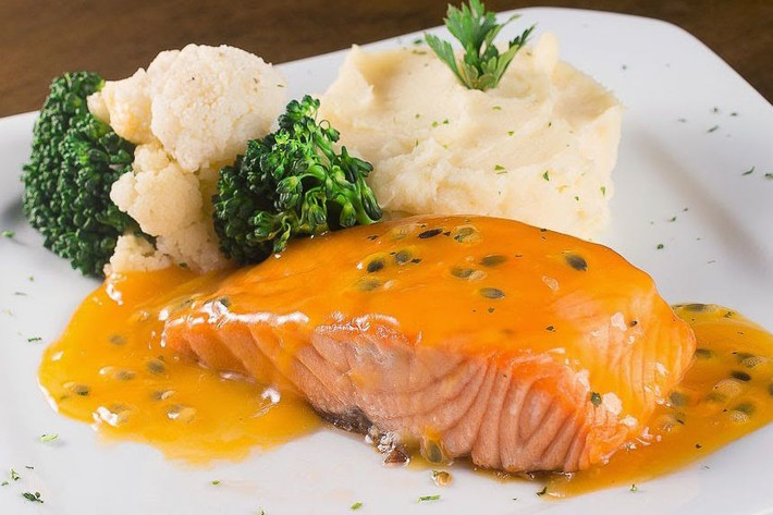 Các loại cá như cá hồi, cá mòi và cá thu rất giàu axit béo omega-3, giúp bảo vệ chúng ta khỏi bệnh tật. Đối với sự phát triển của tóc, nó có thể giữ cho tóc bóng mượt và đầy đặn.